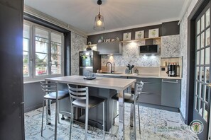 Fridge, microwave, oven, stovetop - Villa Sérénité - PERROS GUIREC (PERROS GUIREC)