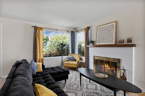 The Fika House- Mid Century Boho-Perfect Location!