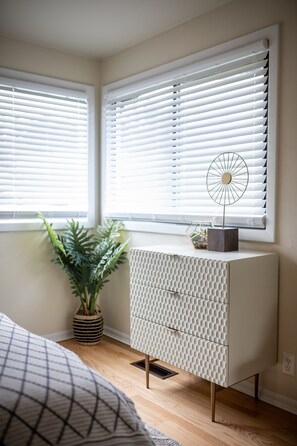 3 soverom, skrivebord, strykejern/-brett og reiseseng for barn