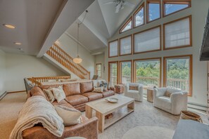 Televisión y chimenea 