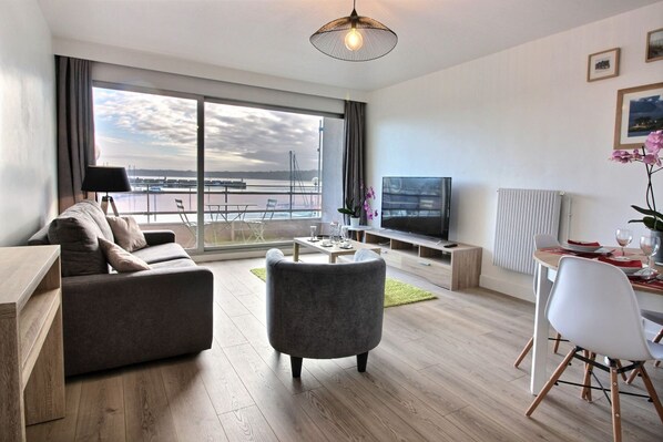 TV, DVD player, books - Le Port - PERROS GUIREC (PERROS GUIREC)