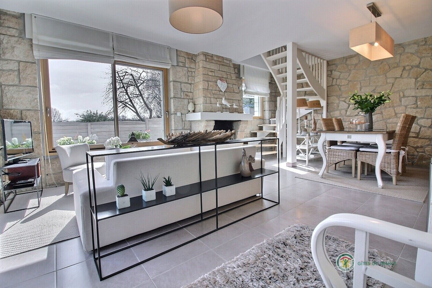 テレビ、暖炉、DVD プレーヤー、ステレオ