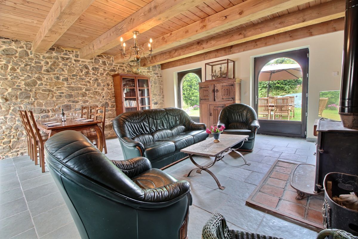 Fernseher, Kamin, Bücher