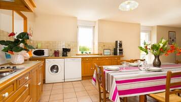 Een koelkast, een microgolfoven, een oven, een kookplaat