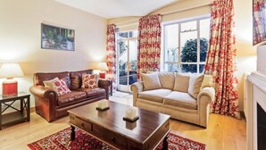 Basic Apartment, 1 King Bed with Sofa bed | Living room | TV - Elegant 1 Bedroom in Knightsbridge With Large Patio (London)