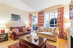 Basic Apartment, 1 King Bed with Sofa bed | Living room | TV - Elegant 1 Bedroom in Knightsbridge With Large Patio (London)