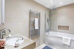 Appartement, 1 très grand lit et 1 canapé-lit | Salle de bain