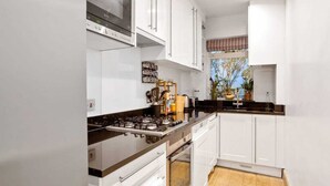 Basic Apartment, 1 King Bed with Sofa bed | Private kitchen | Fridge, microwave, oven, stovetop - Elegant 1 Bedroom in Knightsbridge With Large Patio (London)