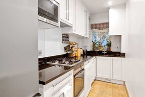 Basic Apartment, 1 King Bed with Sofa bed | Private kitchen | Fridge, microwave, oven, stovetop - Elegant 1 Bedroom in Knightsbridge With Large Patio (London)