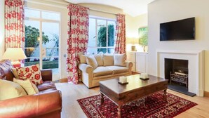 Basic Apartment, 1 King Bed with Sofa bed | Living room | TV - Elegant 1 Bedroom in Knightsbridge With Large Patio (London)