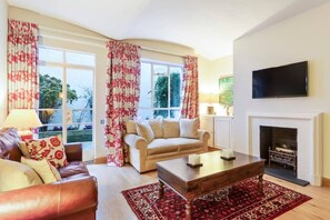 Basic Apartment, 1 King Bed with Sofa bed | Living room | TV
