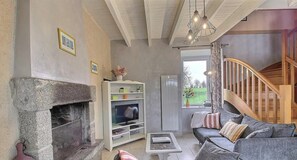 تلفزيون، مدفأة، مشغل دي في دي، تنس طاولة