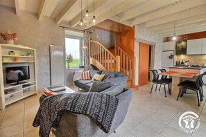 Fernseher, Kamin, DVD-Player, Tischtennisplatte