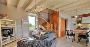 تلفزيون، مدفأة، مشغل دي في دي، تنس طاولة