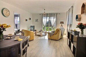 Een televisie, een dvd-speler en boeken