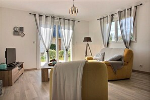 Fernseher, DVD-Player, Bücher