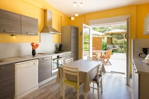 Kylskåp, mikrovågsugn, ugn och spishäll