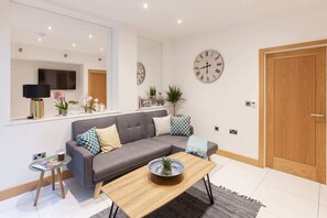 Basic-Apartment, Mehrere Betten | Wohnzimmer | Fernseher