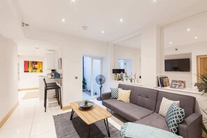 Eenvoudig appartement, Meerdere bedden | Woonkamer | Televisie