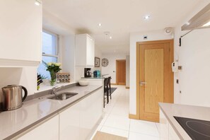 Basic-Apartment, Mehrere Betten | Eigene Küche | Kühlschrank, Mikrowelle, Ofen, Herdplatte