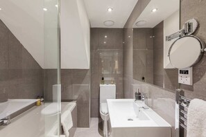 Basic-Apartment, Mehrere Betten | Badezimmer | Handtücher, Seife, Shampoo, Toilettenpapier