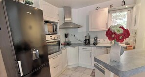 Fridge, microwave, oven, stovetop - L'Abri Côtier - ERQUY - Gîte (ERQUY)