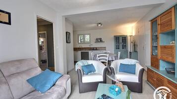 Televisie, een dvd-speler, een tafeltennistafel en boeken