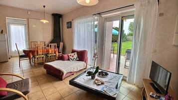 Televisio, takka, kirjoja