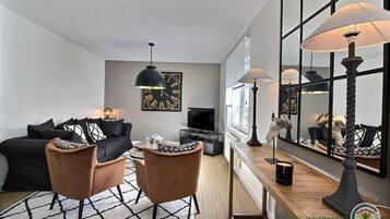 Télévision, lecteur de DVD, livres, chaßne hi-fi