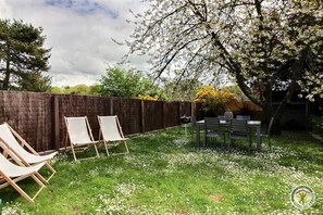 Outdoor dining - Sous le Cerisier - CREHEN (CREHEN)