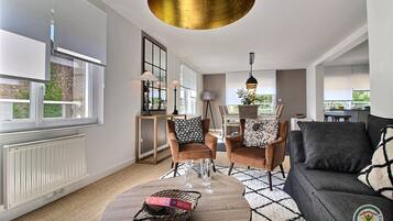 Télévision, lecteur de DVD, livres, chaßne hi-fi