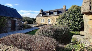 A stone house with a gravel driveway and a well-maintained garden. - Ty Guen - LEZARDRIEUX (LEZARDRIEUX)