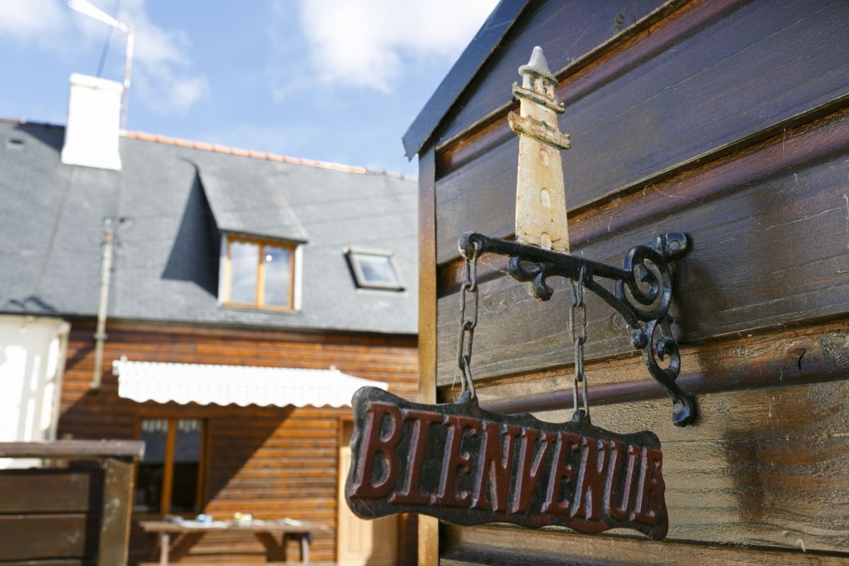 A wooden building with a 'BIENVENUE' sign.