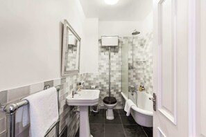 Serviettes fournies, savon, shampooing, papier de toilette