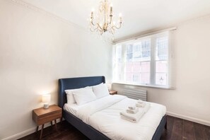 2 bedrooms, laptop workspace, iron/ironing board, free WiFi - Elegant, Airy 2 Bedroom Flat in Paddington (London)