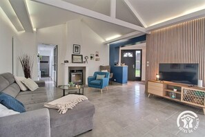 TV, fireplace