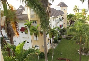 Property grounds - Beachfront 2 Bedroom-2.5 bathroom Penthouse in the heart of Ocho Rios (Ocho Rios)