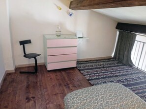 3 habitaciones, escritorio, tabla de planchar con plancha y wifi gratis 