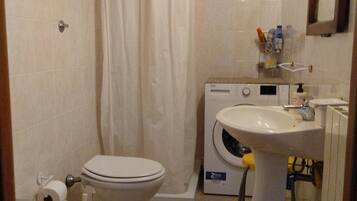 Dusche, Haartrockner, Bidet, Handtücher