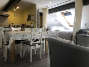 Dining - Beautiful Studio located in the Shropshire countryside near Bridgnorth (Bridgnorth)