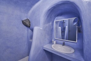 Sèche-cheveux, serviettes fournies, savon, shampoing