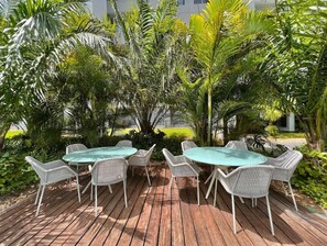 تناول الطعام بالخارج