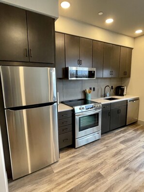 Mikrovågsugn, diskmaskin, kaffe- och tebryggare och grytor/köksredskap