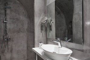 Haartrockner, Handtücher, Seife, Shampoo