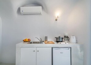 Kühlschrank, Herdplatte, Wasserkocher mit Kaffee-/Teezubehör