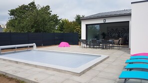 Outdoor dining - Maison Neuve Proche mer Avec Piscine Chauffée (Fouesnant)