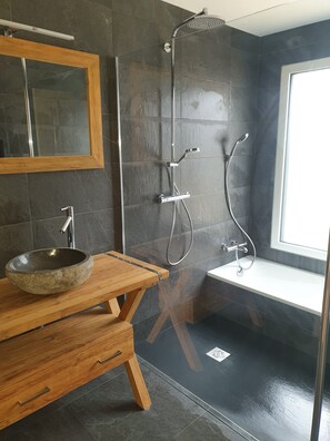 Combined shower/tub, hair dryer, towels, soap
