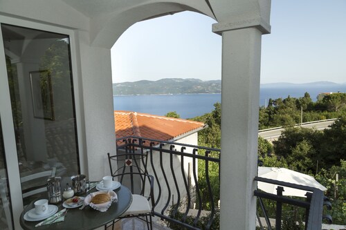 Apartment with Balcony and Sea View