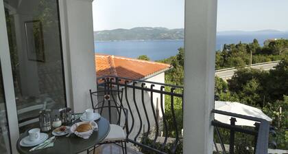 Apartment with Balcony and Sea View