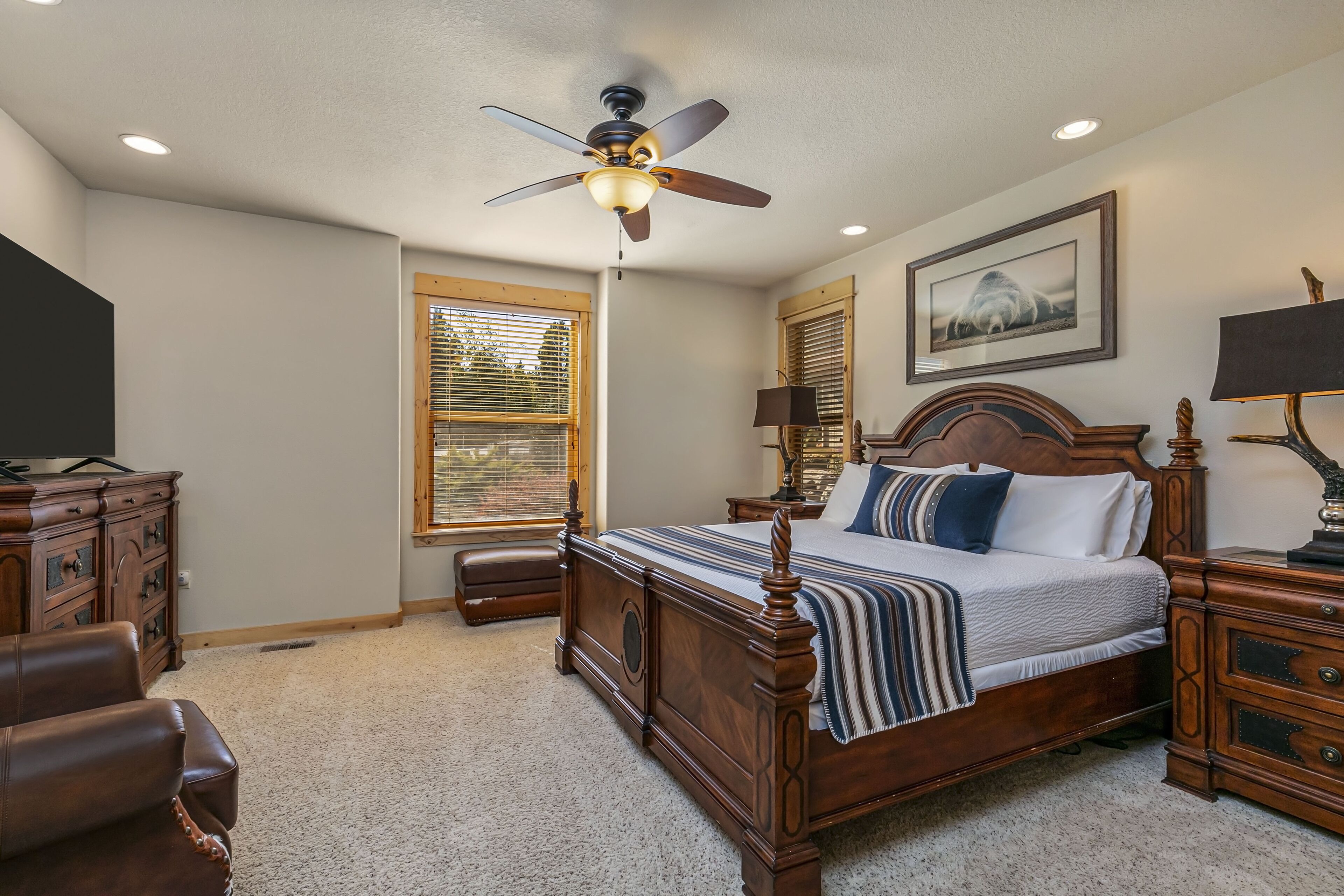 Spacious & Rustic Lodge Cabin. 4 Bedroom Kid & Pet Friendly w/ Private Hot Tub!